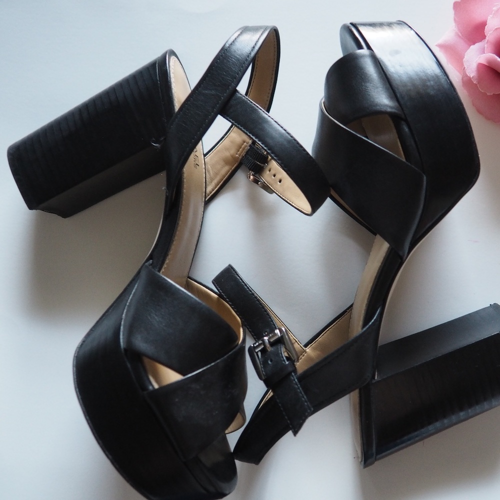 MICHAEL MICHAEL KORS BLACK LEATHER CROSS STRAP